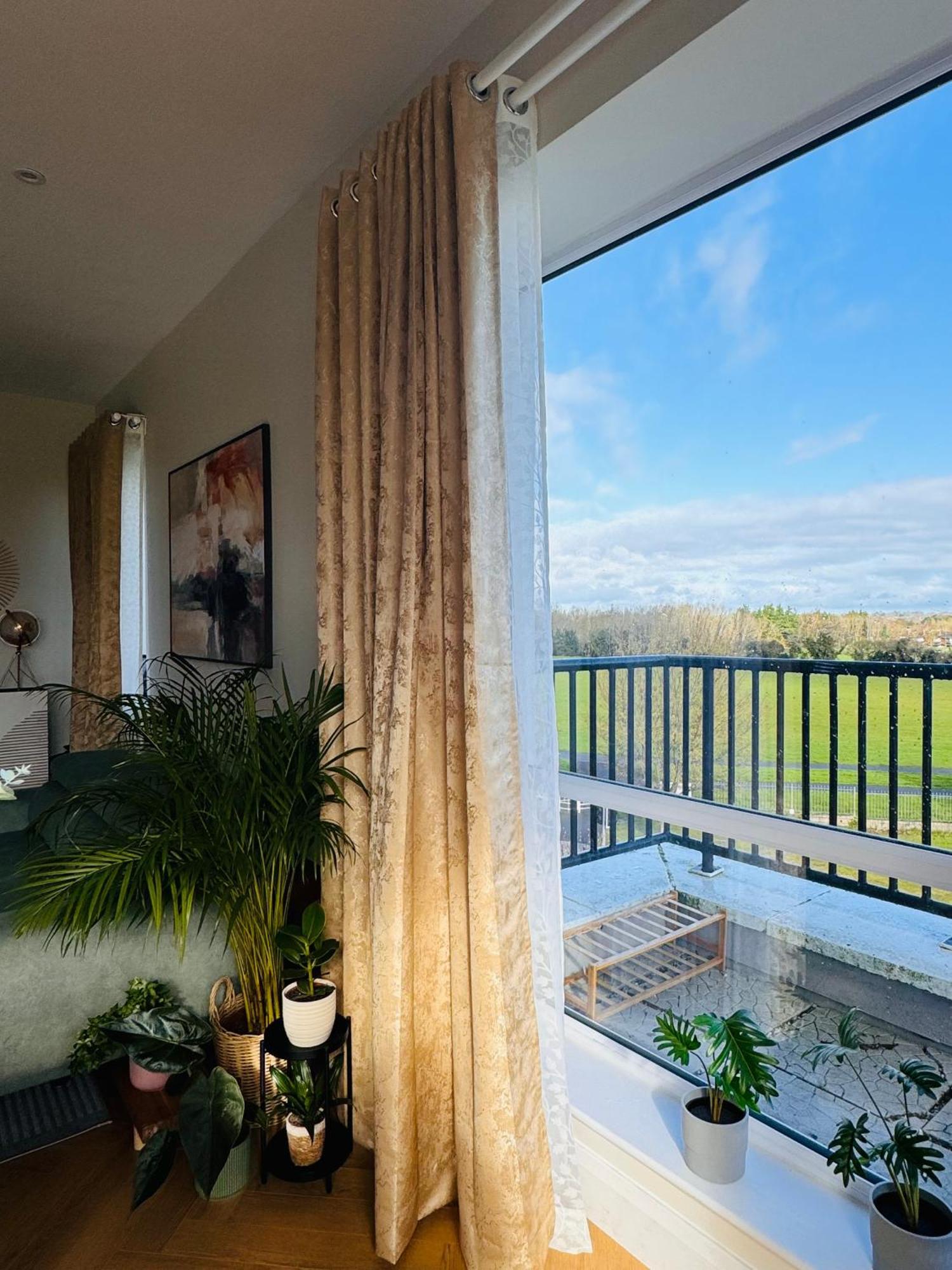 Finnstown Hall- Private Room In Shared Apartment With The Host Dublín Exterior foto